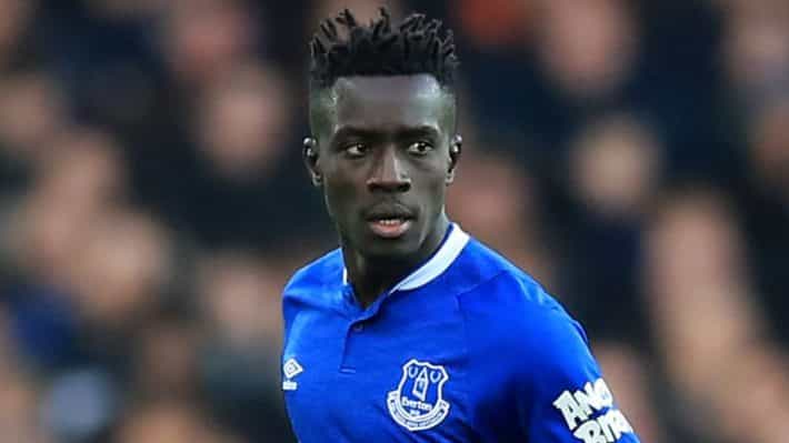 Idrissa Gana Gueye est aussi un papa exemplaire ! Il prie et se fait imiter par son fils.