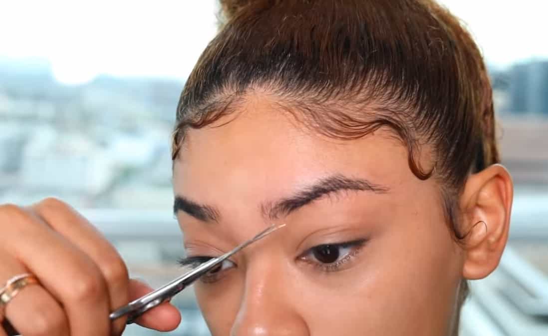 How to groom and shape your eyebrows, yourself at home?