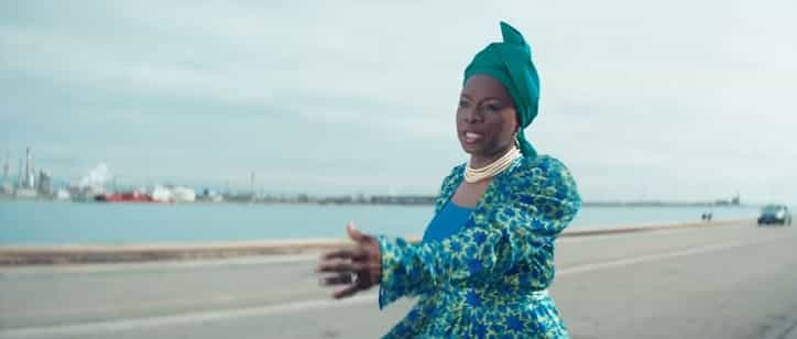 “Dignity” (Dignité) par Angélique Kidjo et Yemi Alade